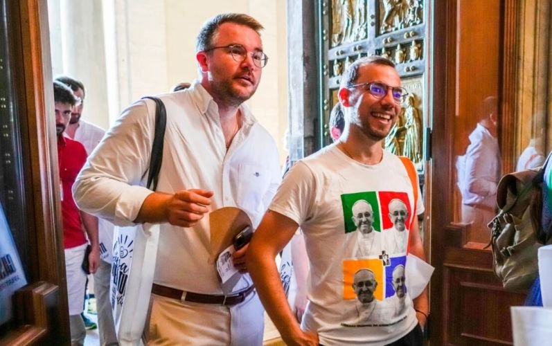 Vaticano envía señales mixtas sobre el enfoque hacia católicos LGBTQ+ bajo León XIV