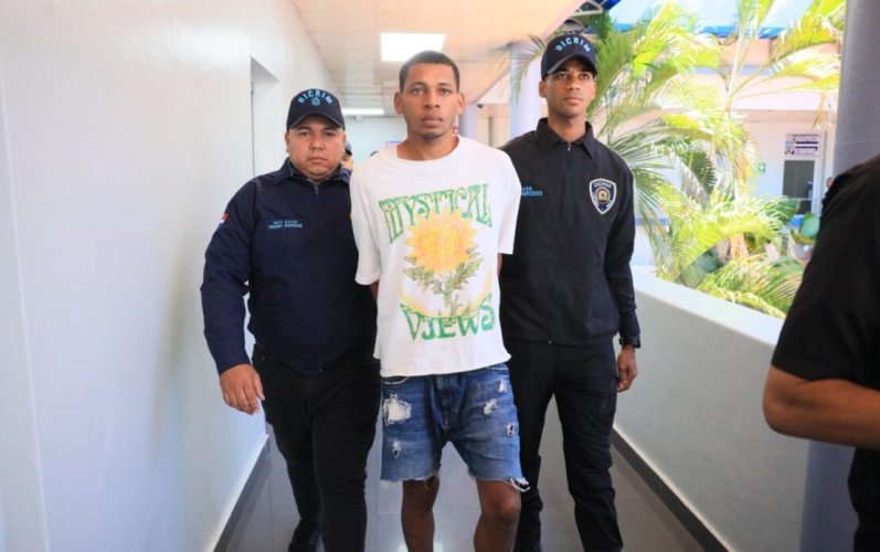 Se entrega hombre acusado de matar a su primo, un cabo policial, en Santo Domingo Este
