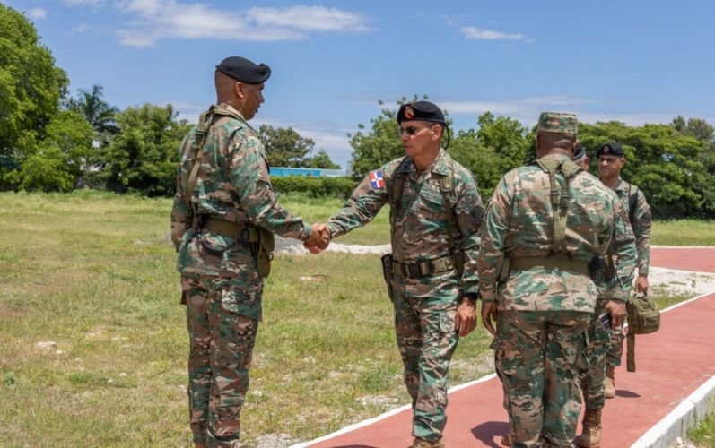 Comandante del Ejército supervisa puestos fronterizos en Elías Piña