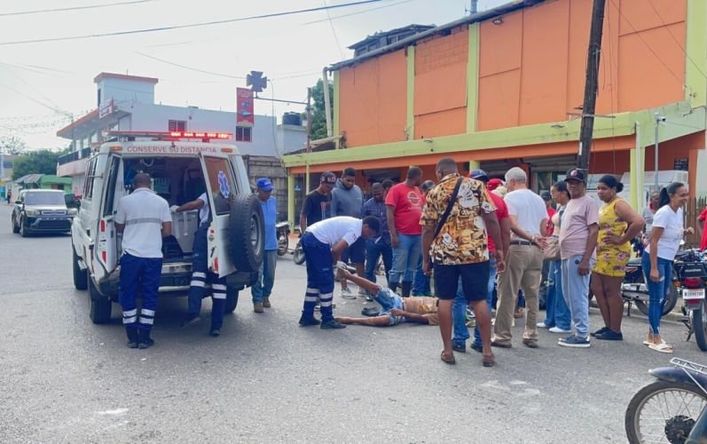 Hombre resulta herido en accidente entre motocicleta y automóvil en Bayaguana