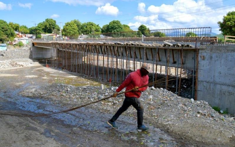 Obras Públicas acelera construcción del puente Los Hierros en Peravia