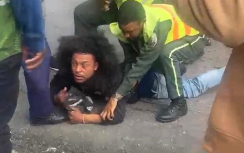 Motoconchista resulta herido de bala durante incidente con agente de la DIGESETT en Santiago