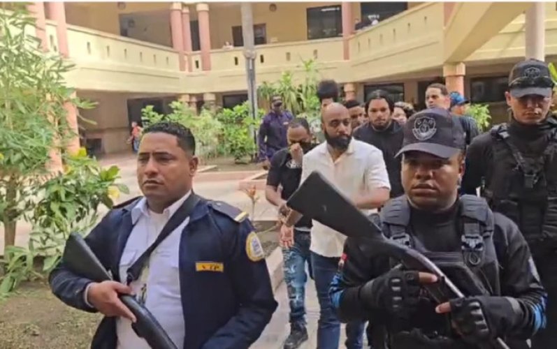 Trasladan a tribunal de Santiago a diez acusados de integrar presunta red criminal