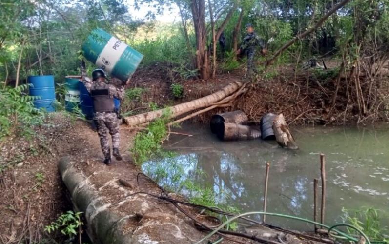 Desmantelan laboratorio clandestino de alcohol adulterado en Bahoruco