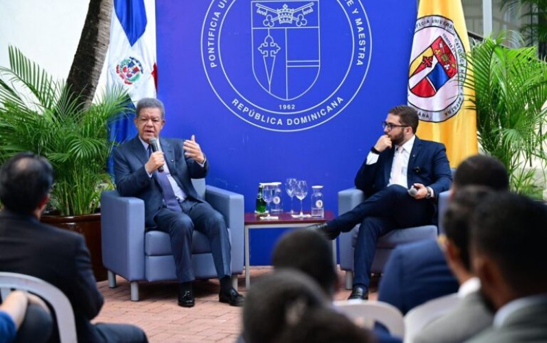 Leonel Fernández exhorta a jóvenes de la PUCMM a prepararse para liderar el futuro del país
