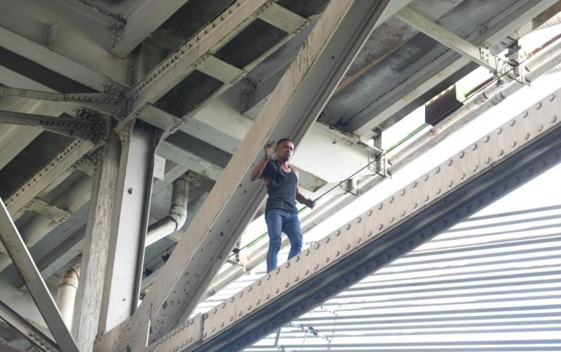 Policía arresta hombre luego de atrincherarse en el Puente Juan Bosch luego de presunto robo en Maquiteria