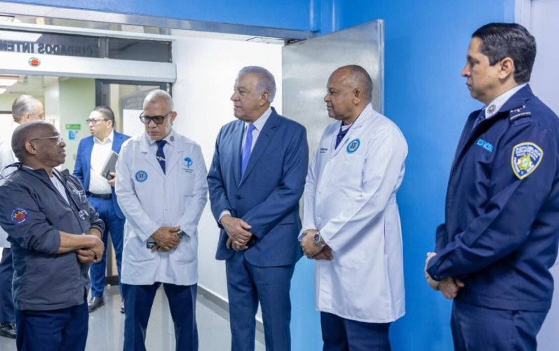 Andrés Bautista visita hospital de la Policía Nacional y evalúa necesidades del centro