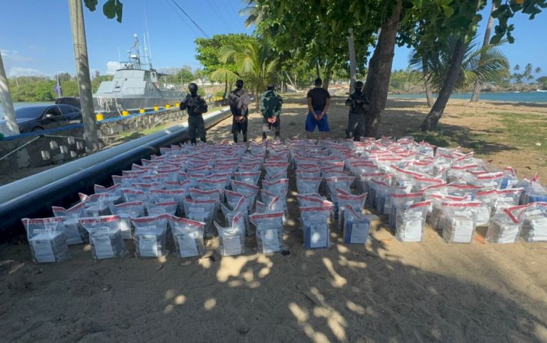 Incautan 978 paquetes de presunta cocaína frente a las costas de Santo Domingo; tres venezolanos fueron arrestados