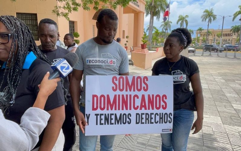 Manifestantes reclaman fin de la apatridia y denuncian detenciones arbitrarias frente al Palacio Nacional