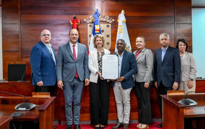 Ayuntamiento de Santiago distingue a embajadora de Francia por su aporte a las relaciones bilaterales