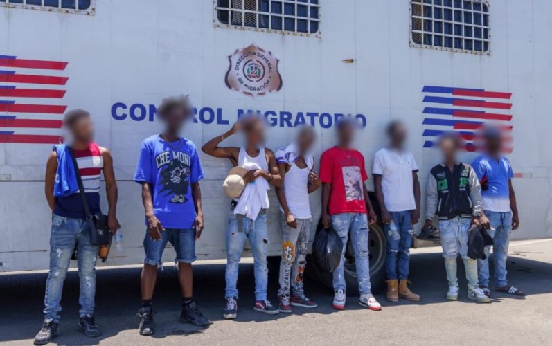Migración deporta a 1,360 extranjeros en condición migratoria irregular y detiene a otros 675 en operativos