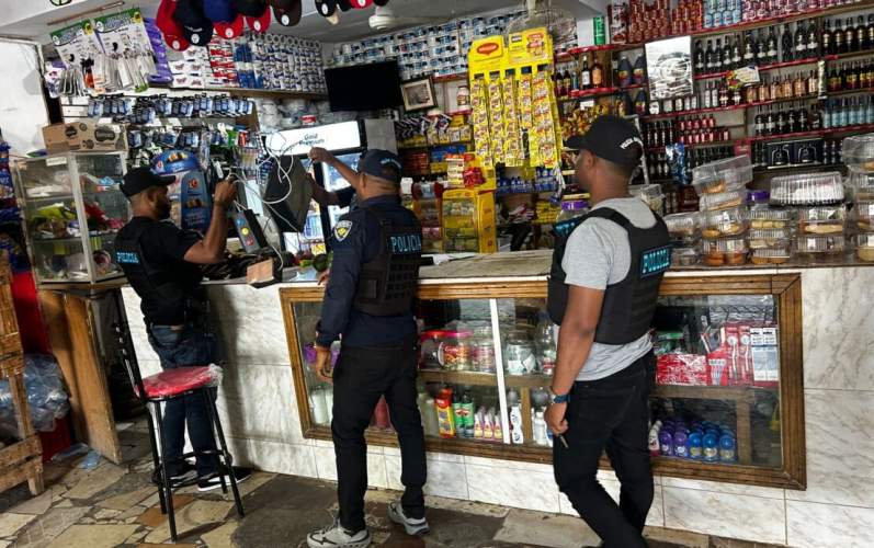 Policía apresa a siete y ocupa 196 armas blancas