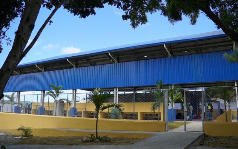 Abinader entrega techado deportivo-escolar en Sabana Larga y destaca impulso a la educación y el deporte