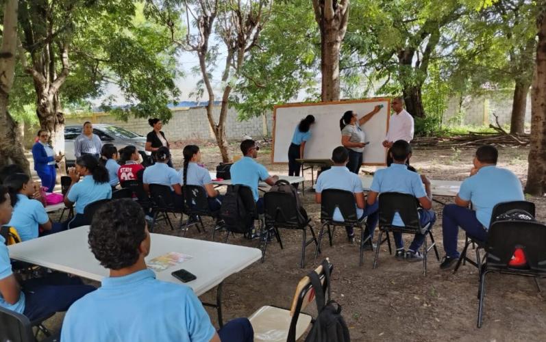 ADP denuncia que estudiantes reciben clases bajo árboles en politécnico de Las Matas de Farfán