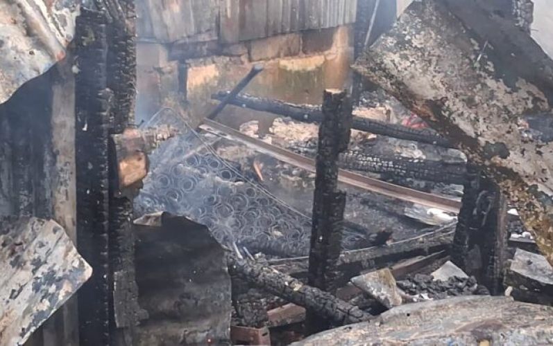 Cortocircuito reduce vivienda a cenizas en Monte Plata; familia pierde todas sus pertenencias