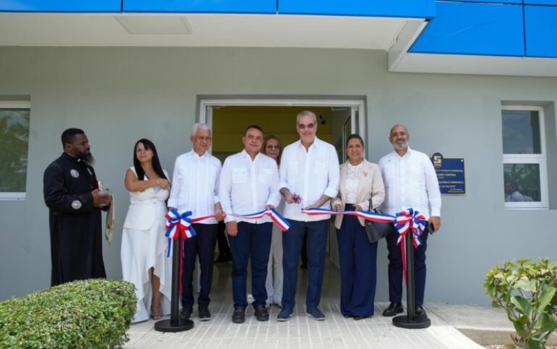Presidente Abinader entrega remozamiento y moderna área de Emergencia del Hospital Municipal de Cevicos