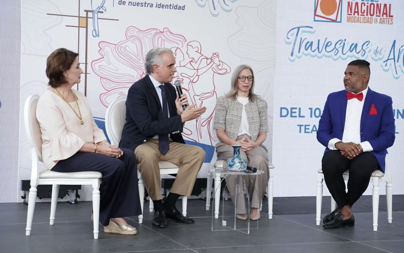 Luis Miguel De Camps destaca el talento estudiantil durante visita a la Gala de Artes