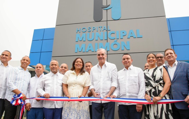 Abinader entrega renovado hospital de Maimón
