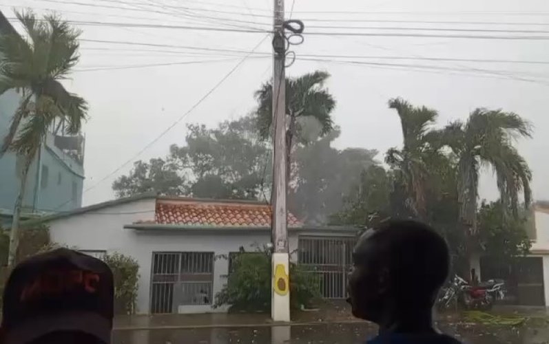 Fuerte ventarrón deja viviendas afectadas, derriba postes del tendido en Loma de Cabrera