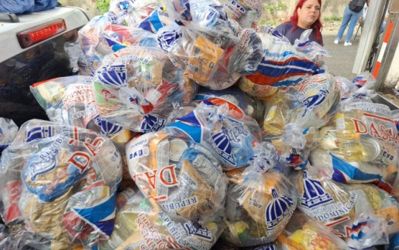 Gobierno distribuye 26 mil raciones alimenticias en Santiago
