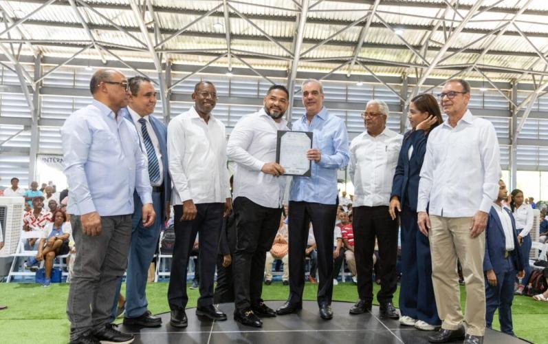 Abinader entrega 2,322 títulos de propiedad en Domingo Savio