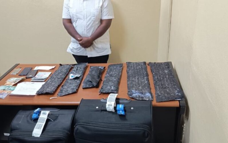 Detienen extranjero con presunta cocaína en aeropuerto