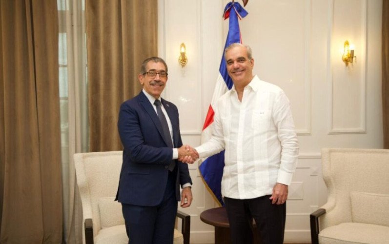 Abinader se reúne con nuevo rector de la UASD