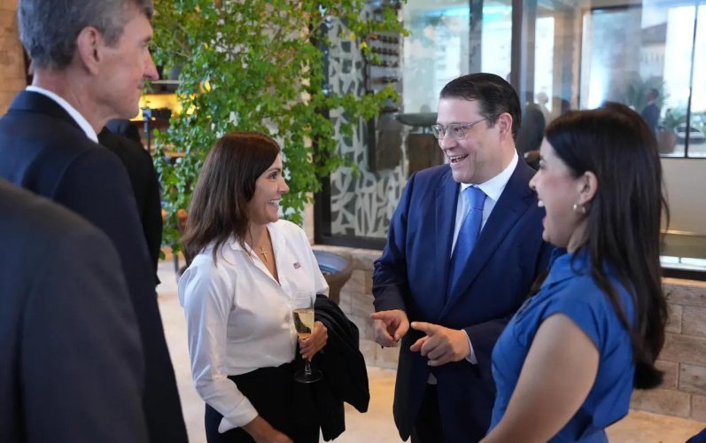 Embajadora de EE.UU. se reúne con Yayo