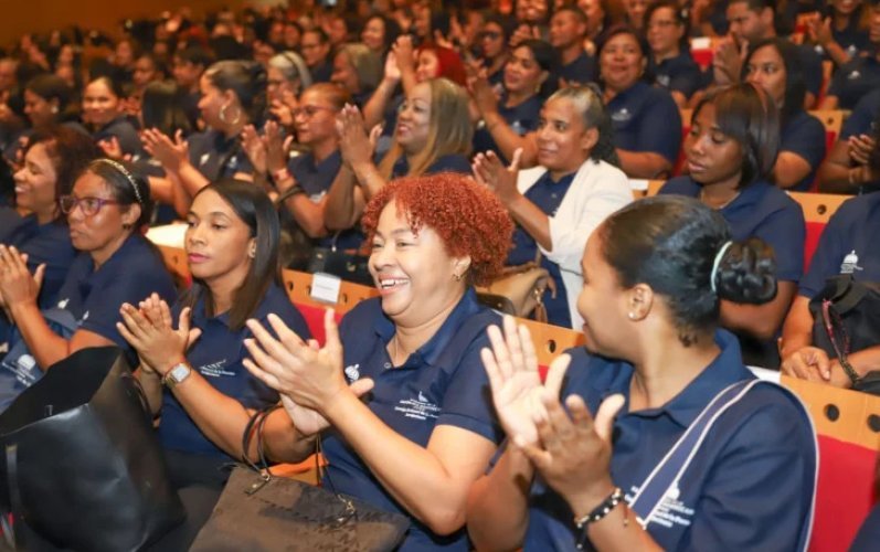 Más de 500 personas se gradúan como cuidadoras
