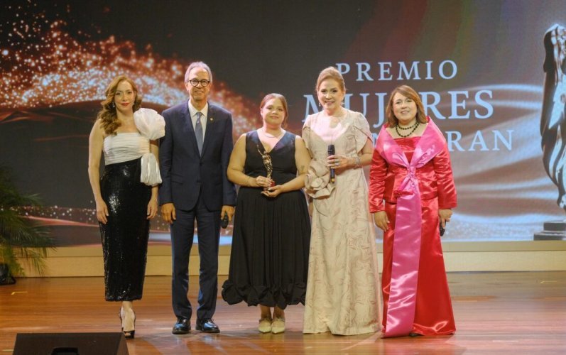 Jatnna Tavárez recibe máximo galardón del Premio Mujeres que Inspiran