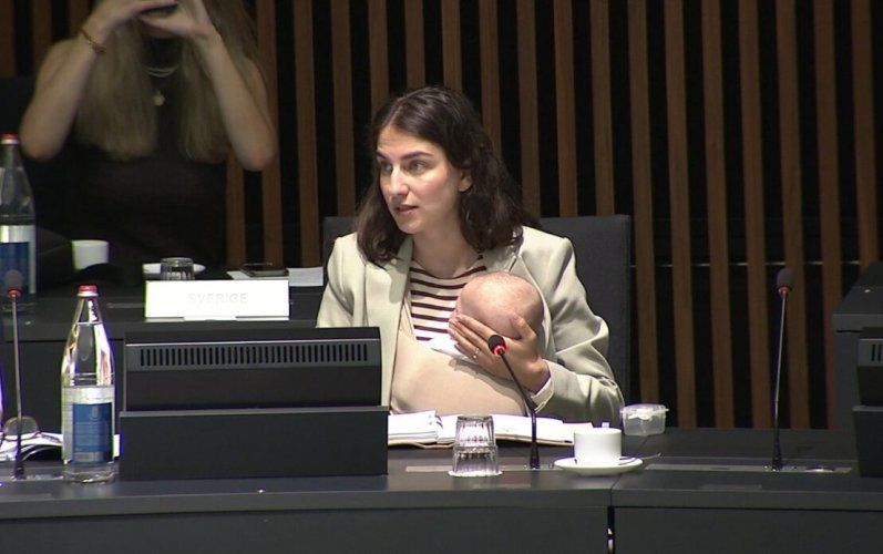 Ministra de Suecia llega a una reunión de la UE con su bebé y da mensaje sobre la maternidad