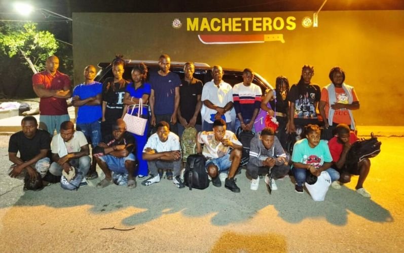 Ejército intercepta vehículo con 20 haitianos indocumentados; conductor escapa tras persecución