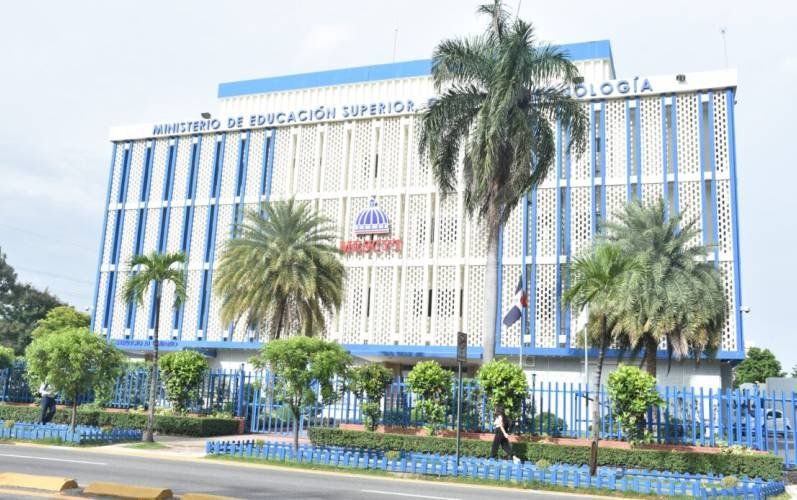 Médicos denuncian supuesto trato desigual del MESCyT en validación de títulos