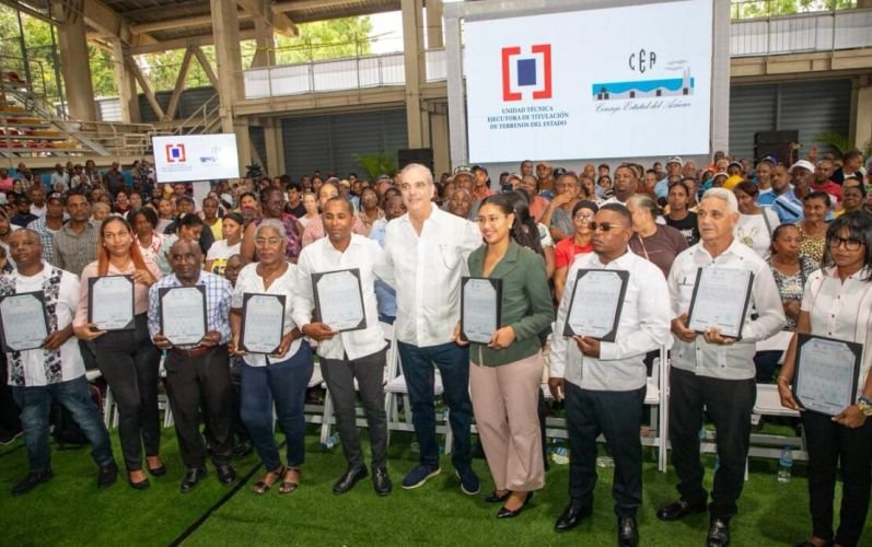 Abinader entrega 1,099 títulos de propiedad a familias de Villa Linda, Palmarejo y Pantoja