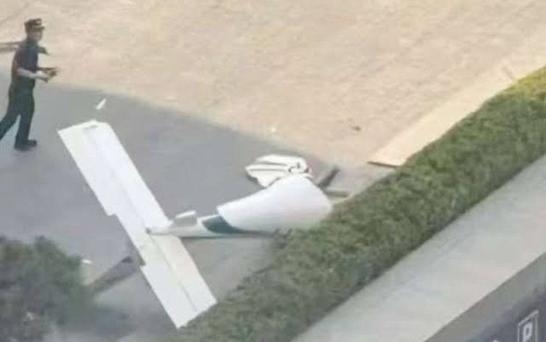 Investigan choque de una avioneta contra el rascacielos más alto de Pekín