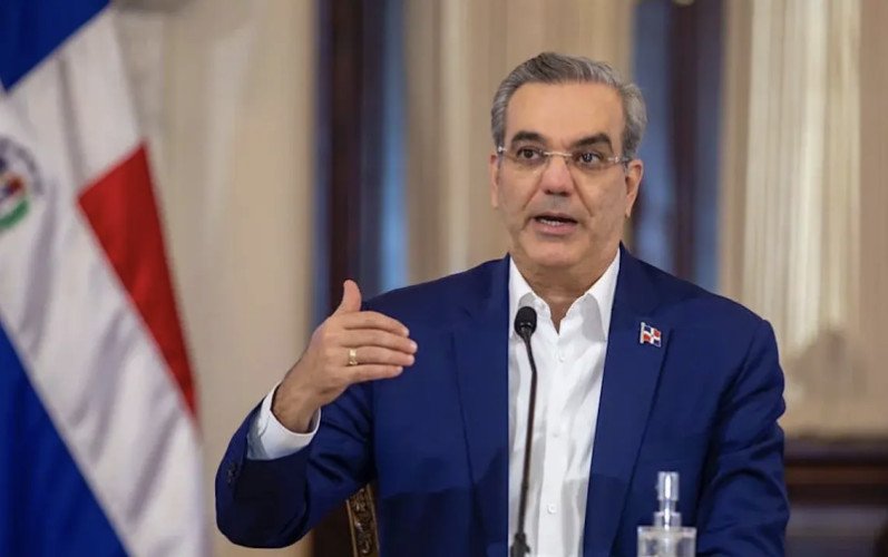Abinader anuncia llegada de más dominicanos desde Venezuela y habilita centros de acopio