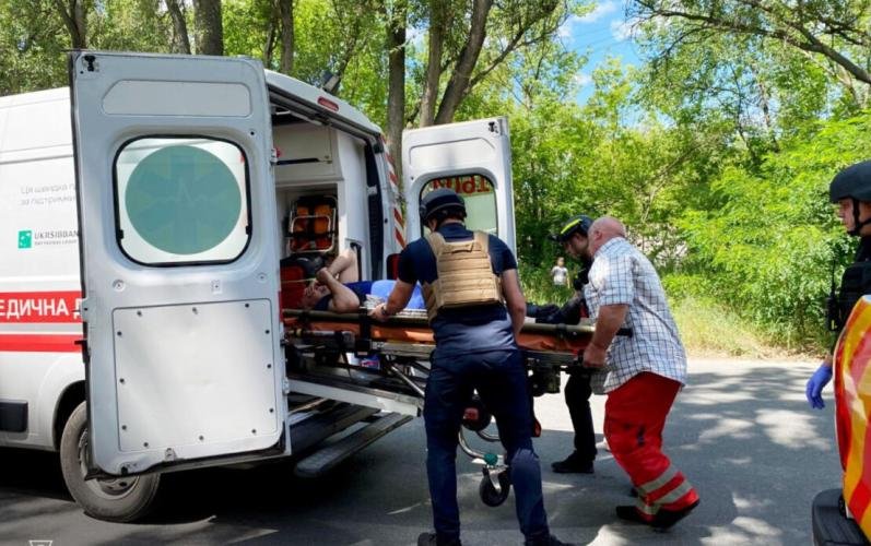 Dos ataques rusos matan a cinco personas en Dnipró y a otras tres en Zaporiyia