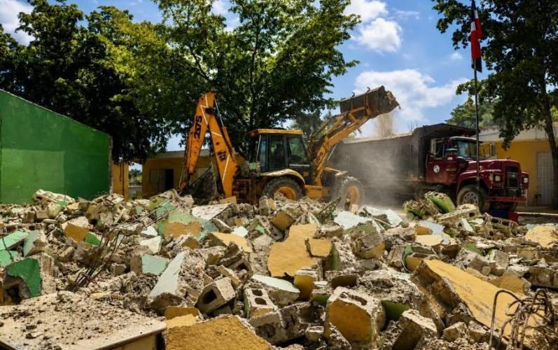 Infraestructura Escolar Inician demolición de escuela Gregorio Luperón en San Luis