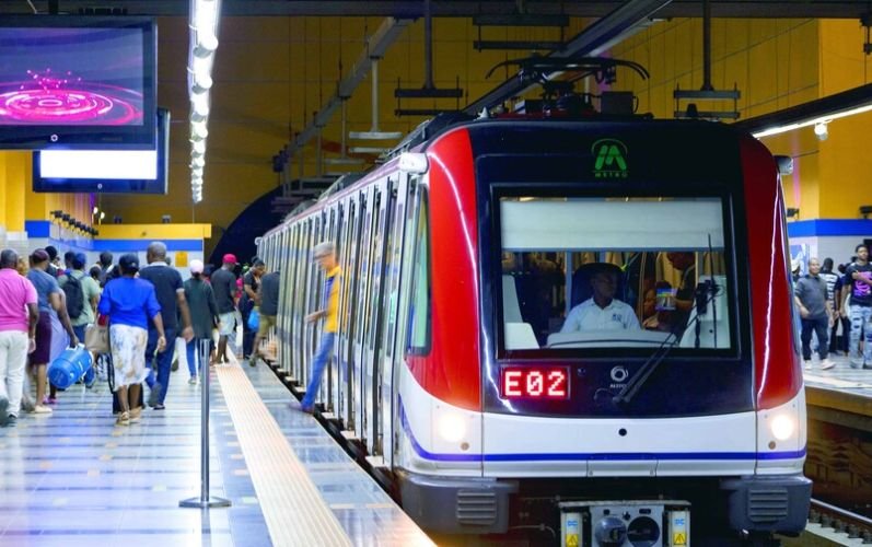 Hombre ingresa a las vías del Metro cuando tren entraba al andén; recibe asistencia médica