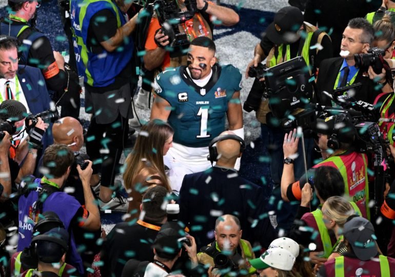 Eagles arrasan a los Chiefs y hacen historia en el Super Bowl