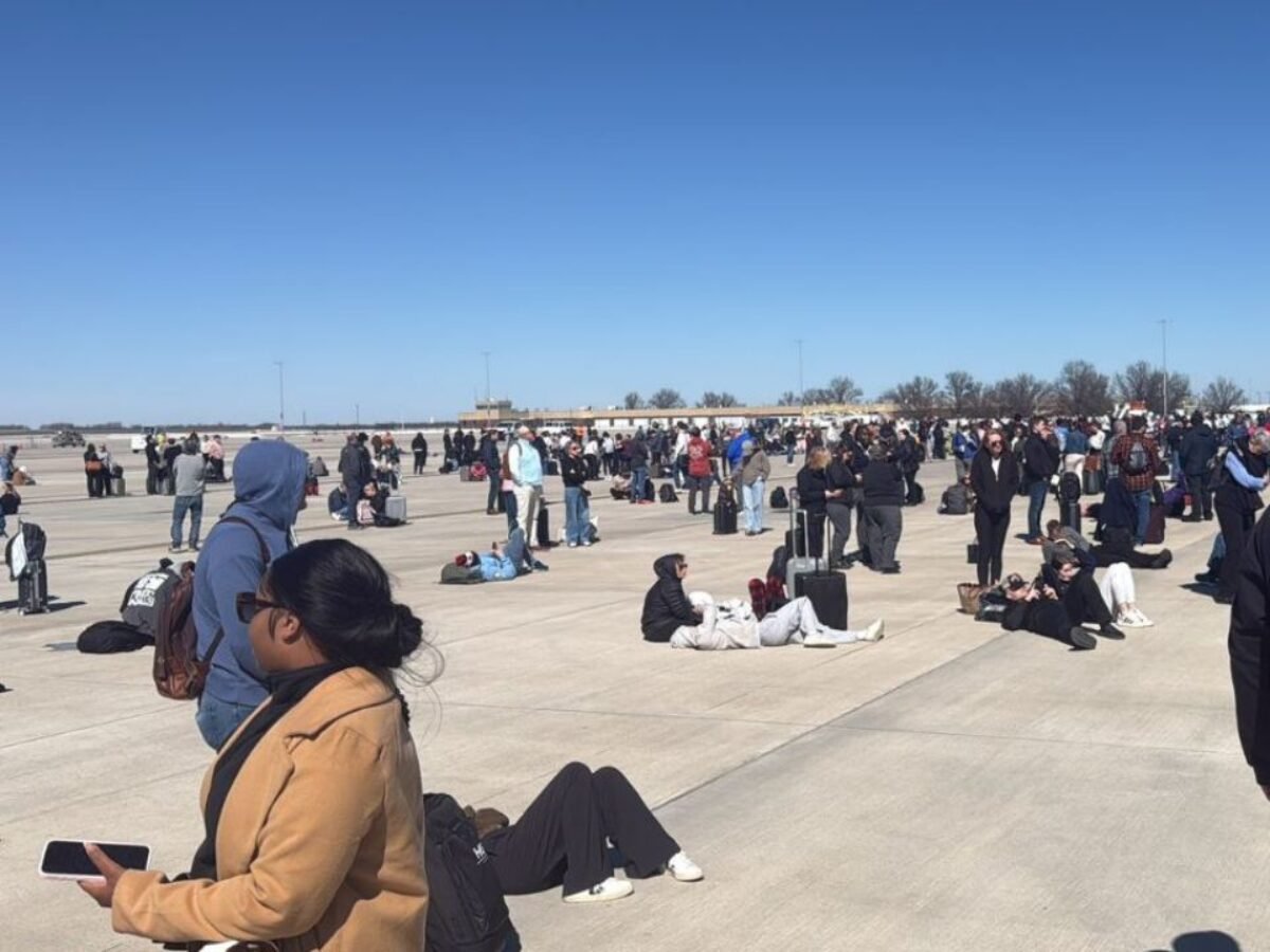 Evacúan aeropuerto de Kansas City tras amenaza de seguridad investigada por el FBI