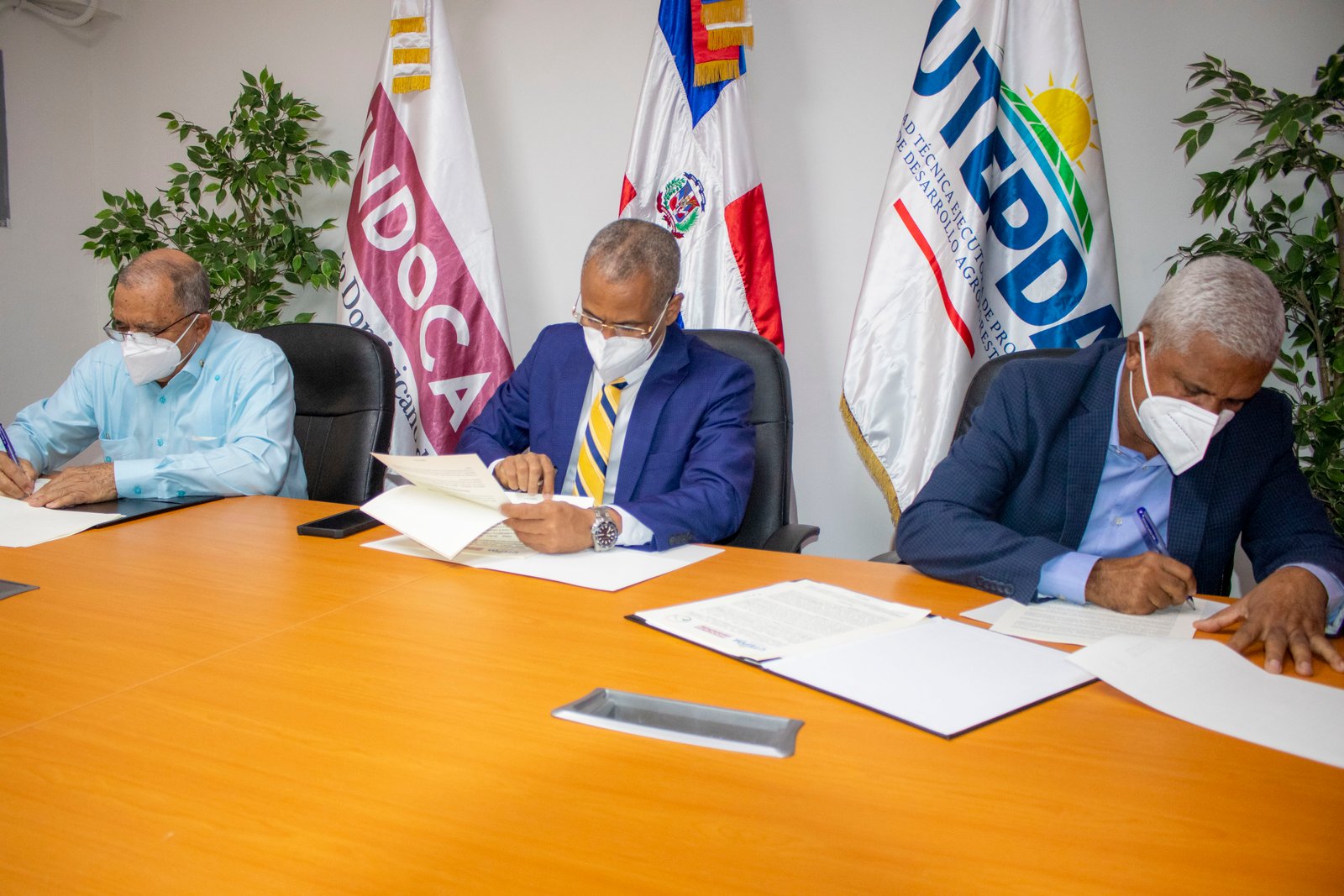 UTEPDA firma acuerdo de colaboración interinstitucional con INDOCAFÉ E INDESUR